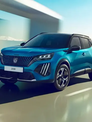 Peugeot 2008 SUV in Blau mit moderner Front und sportlichen Akzenten auf einer Straße