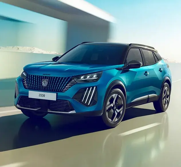 Peugeot 2008 SUV in Blau mit moderner Front und sportlichen Akzenten auf einer Straße