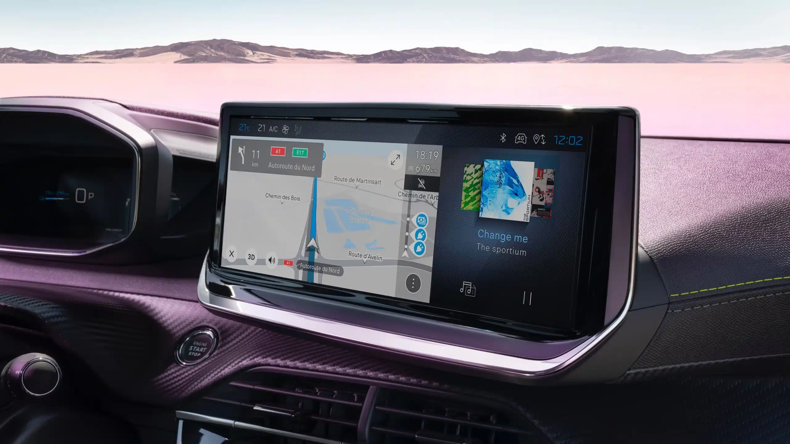 Innenraum des Peugeot 2008 mit zentralem 10-Zoll-Touchscreen und Navigationsanzeige.