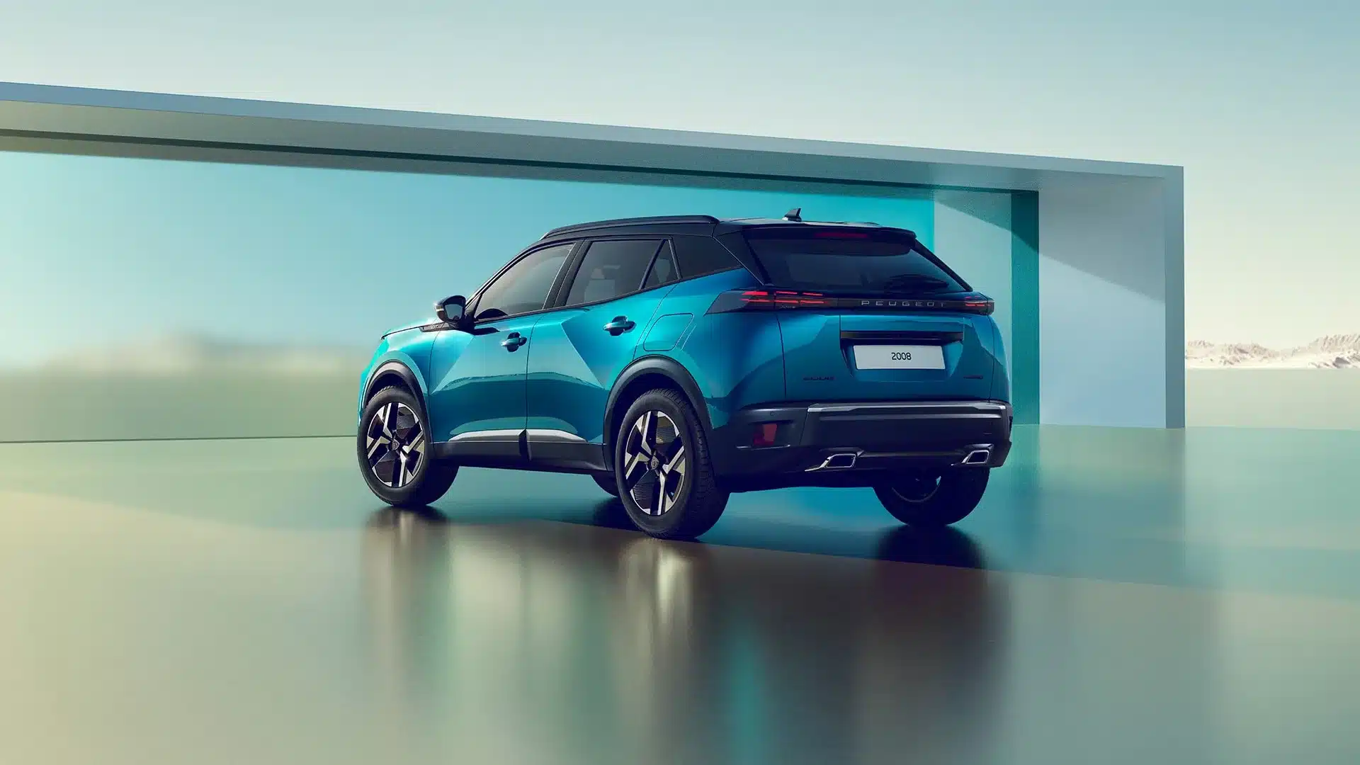 Heckansicht eines blauen Peugeot 2008 vor stilisiertem Hintergrund