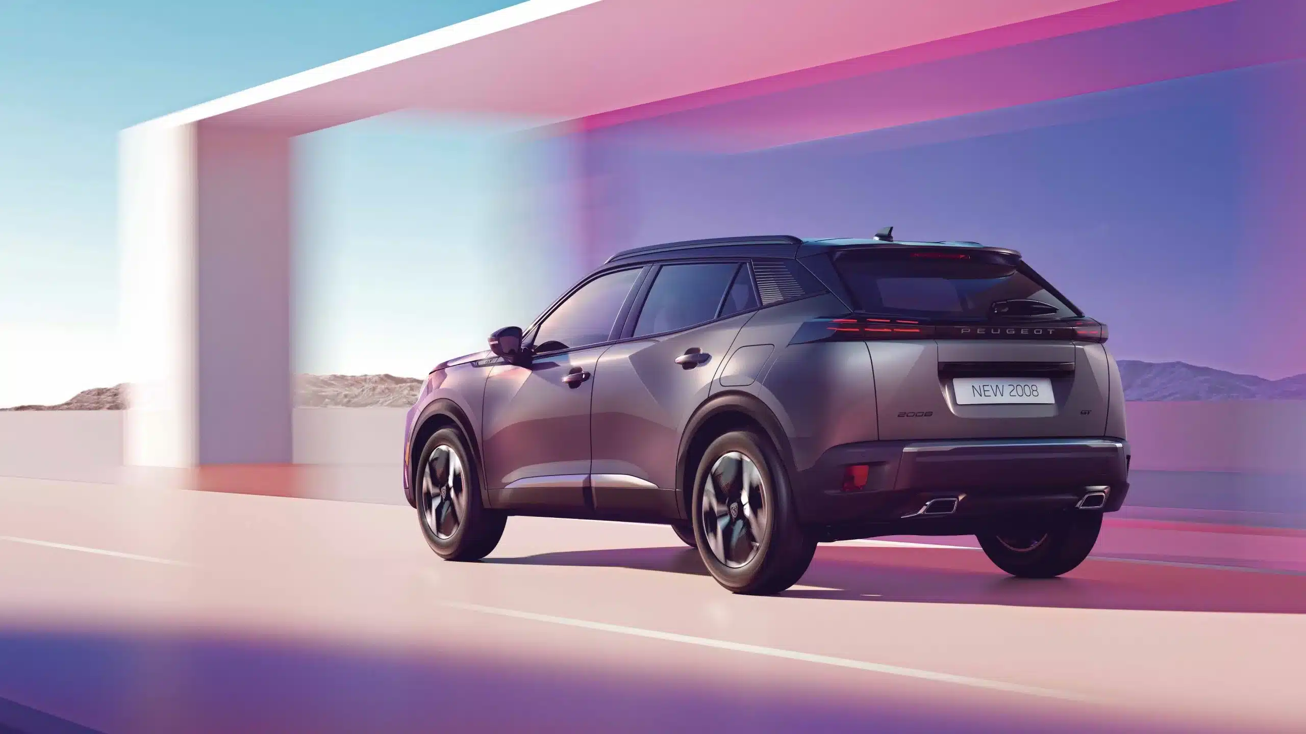 Peugeot 2008 GT auf einer Straße mit moderner Architektur im Hintergrund, Heckansicht