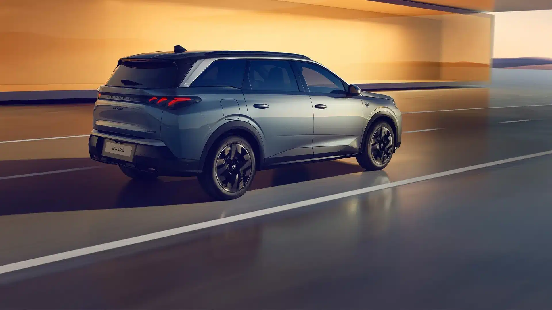 Heckansicht des Peugeot 5008 Hybrid während der Fahrt, modernes SUV-Design und LED-Rückleuchten
