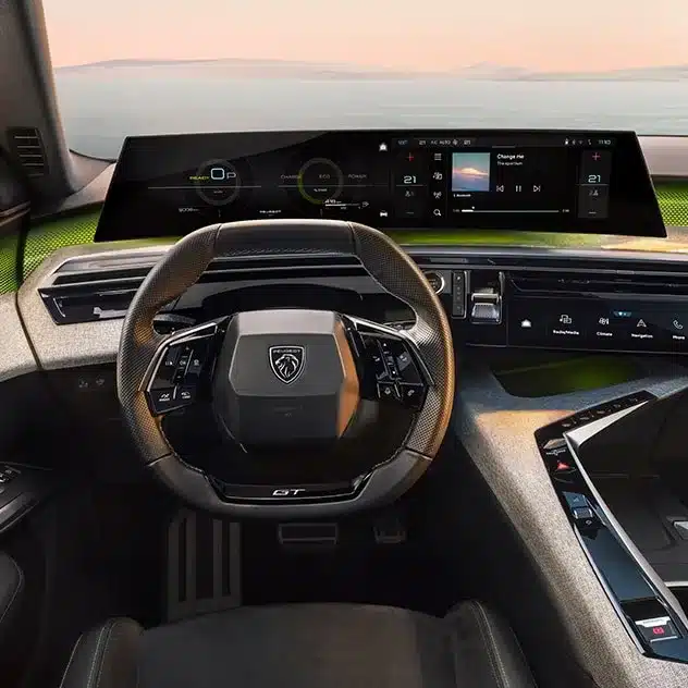 Cockpitansicht des Peugeot 5008 Hybrid mit großem Display und markantem Lenkrad