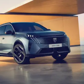 Peugeot 5008 Hybrid in Seitenansicht mit markantem Kühlergrill und moderner Linienführung, stehend in heller Architekturkulisse.