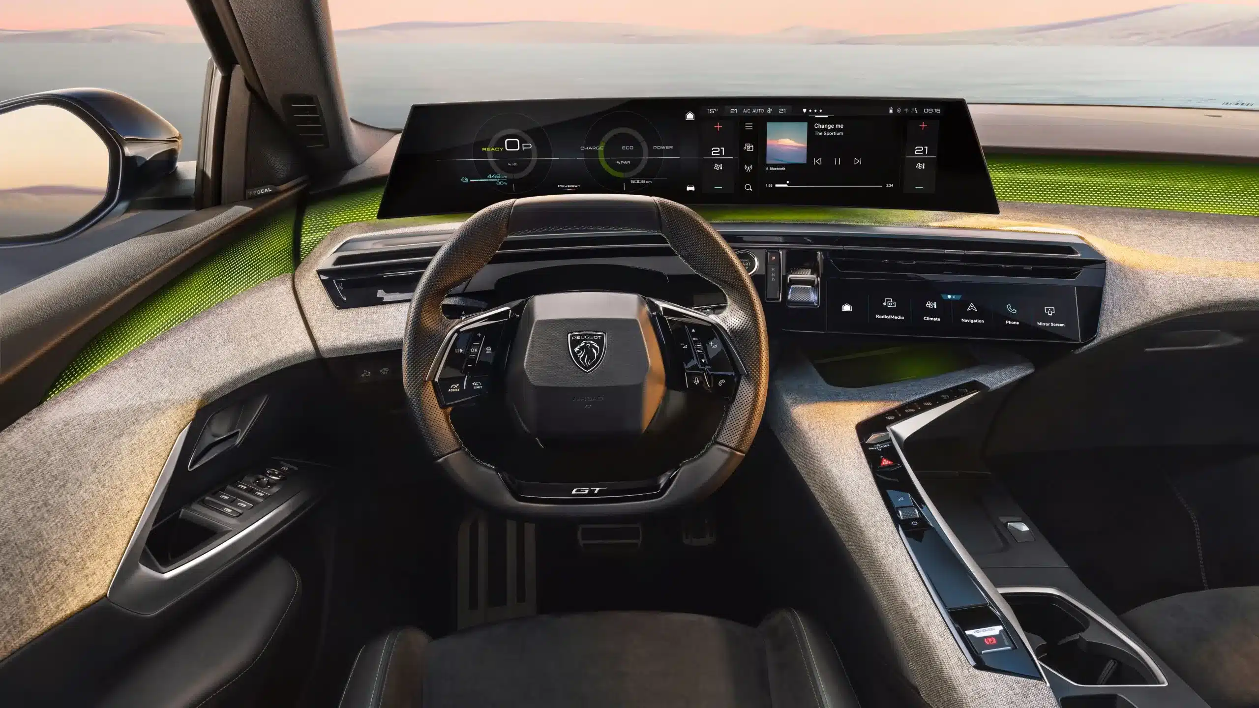 Innenraum und Cockpit des Peugeot 5008 Hybrid mit digitalem Display und kompaktem Lenkrad