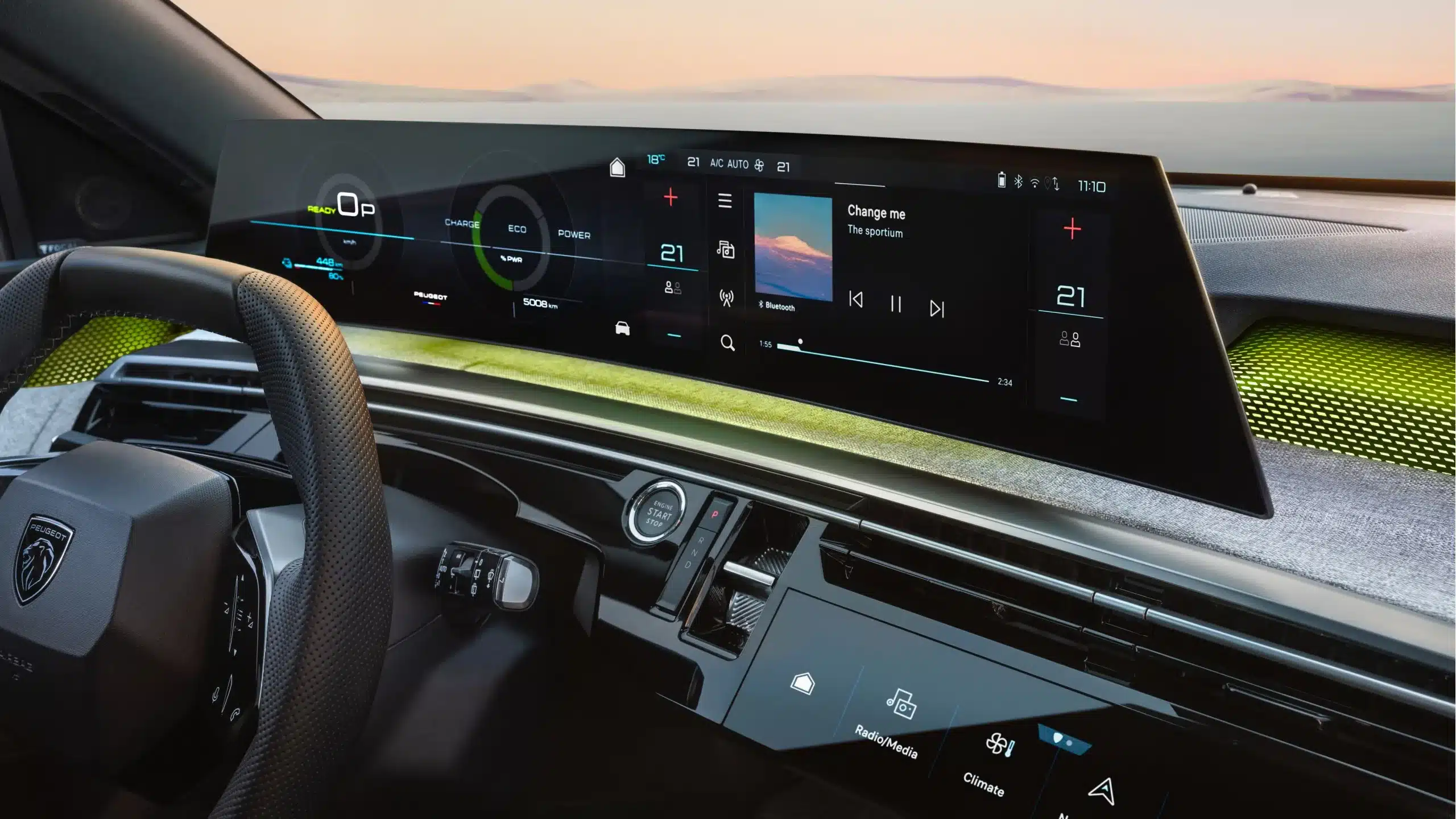 Blick auf das digitale Cockpit und das multifunktionale Lenkrad im Peugeot 5008 Hybrid