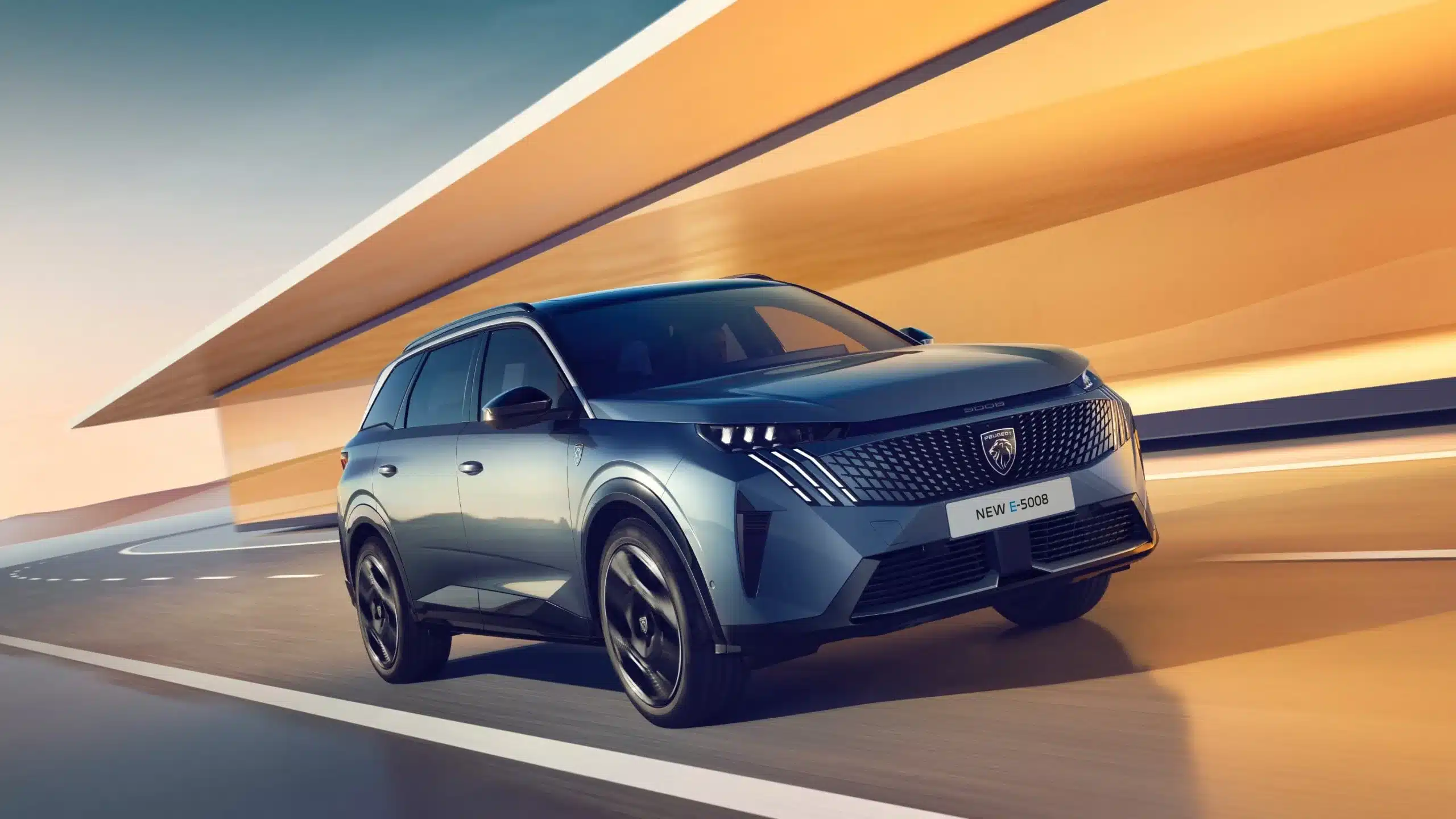 Peugeot 5008 Hybrid SUV fährt dynamisch auf moderner Straße