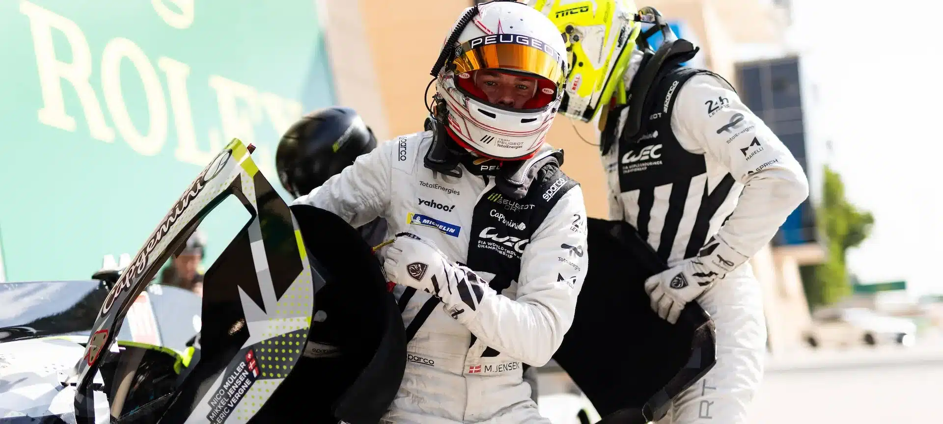 Rennfahrer in Peugeot-Montur beim Boxenstopp am Peugeot 9X8 Hypercar in der FIA WEC