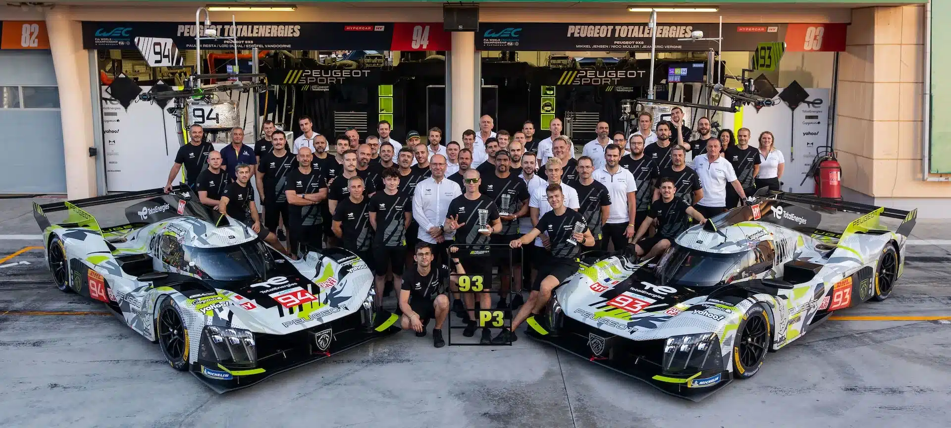 Peugeot 9X8 Hypercar mit Team vor der Boxengasse bei einem Langstreckenrennen