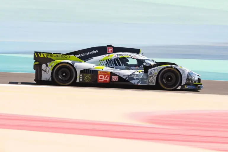 Peugeot 9X8 Hypercar auf der Rennstrecke mit auffälliger Art-Car-Lackierung in Grau, Gelbgrün und Schwarz, seitlich aufgenommen.