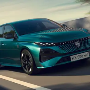 PEUGEOT E-308 in Türkis, frontal aufgenommen auf einer Landstraße.