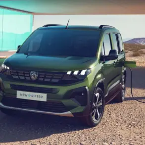 Peugeot E-Rifter beim Ladevorgang an einer E-Ladestation in moderner Umgebung