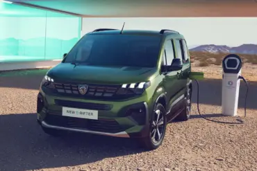 Peugeot E-Rifter beim Ladevorgang an einer E-Ladestation in moderner Umgebung