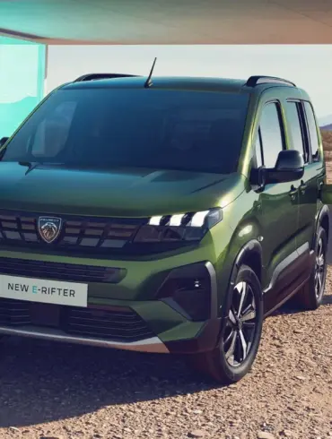 Peugeot E-Rifter beim Ladevorgang an einer E-Ladestation in moderner Umgebung