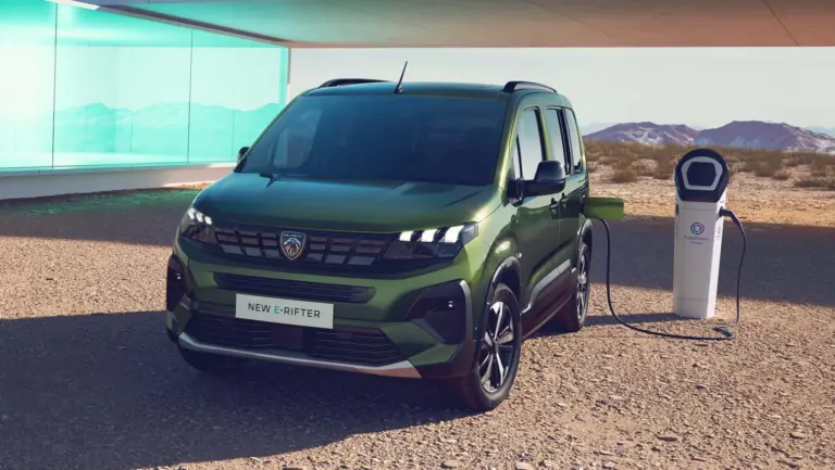 Peugeot E-Rifter beim Ladevorgang an einer E-Ladestation in moderner Umgebung