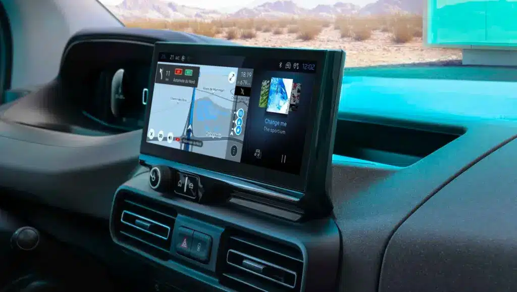 Infotainmentsystem und Touchscreen im Peugeot E-Rifter mit Navigationsanzeige