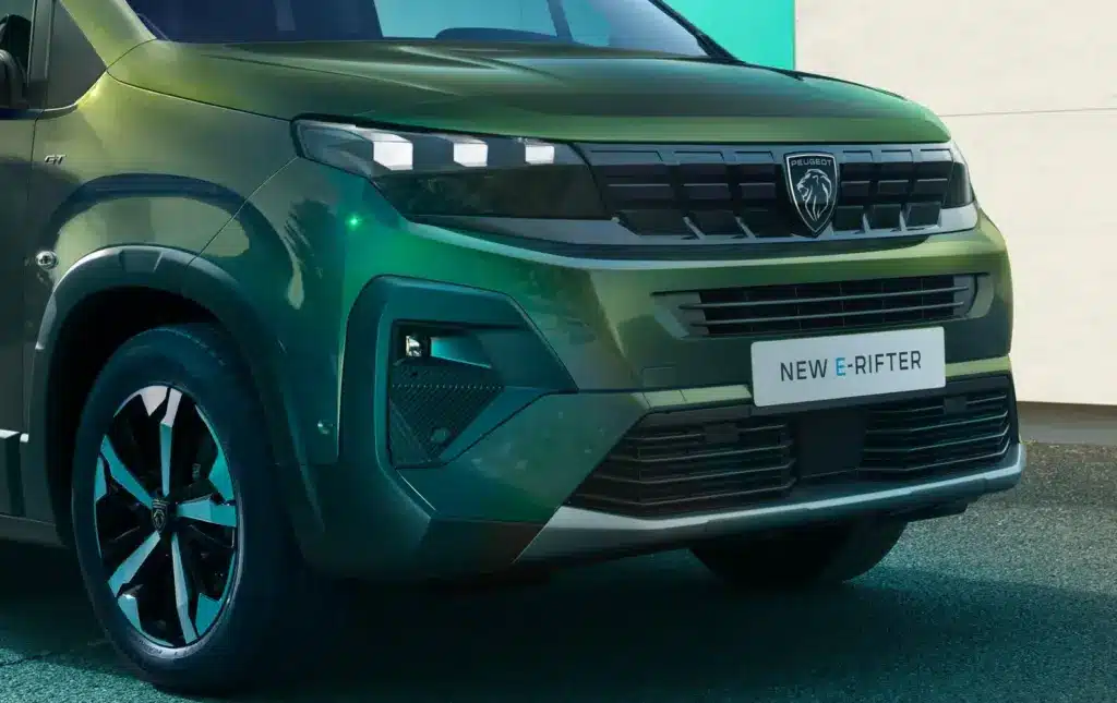Peugeot E-Rifter GT, grüne Lackierung, Frontansicht mit LED-Scheinwerfern und neuem Markenlogo.