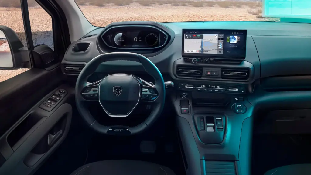 Blick auf das Cockpit des Peugeot E-Rifter mit Lenkrad, digitalen Anzeigen und großem Touchscreen