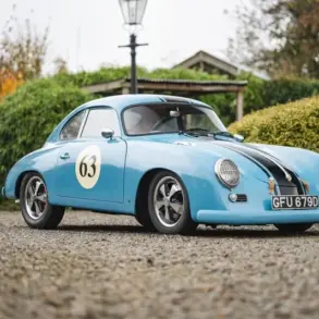 Blauer Porsche 356 Outlaw Tribute mit schwarzen Rennstreifen und Startnummer 63, fotografiert im Freien auf einem Kiesweg.
