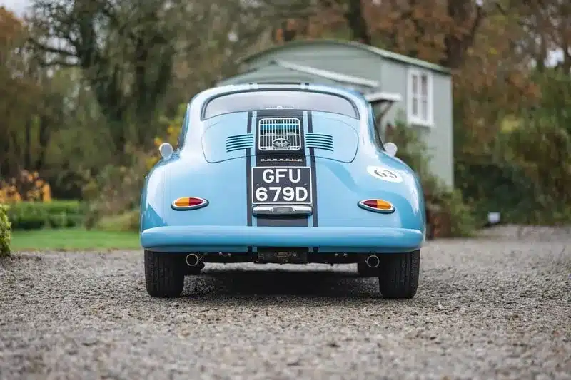 Heckansicht eines blauen Porsche 356A Outlaw Tribute mit Startnummernkreis und schwarzem Rennstreifen.