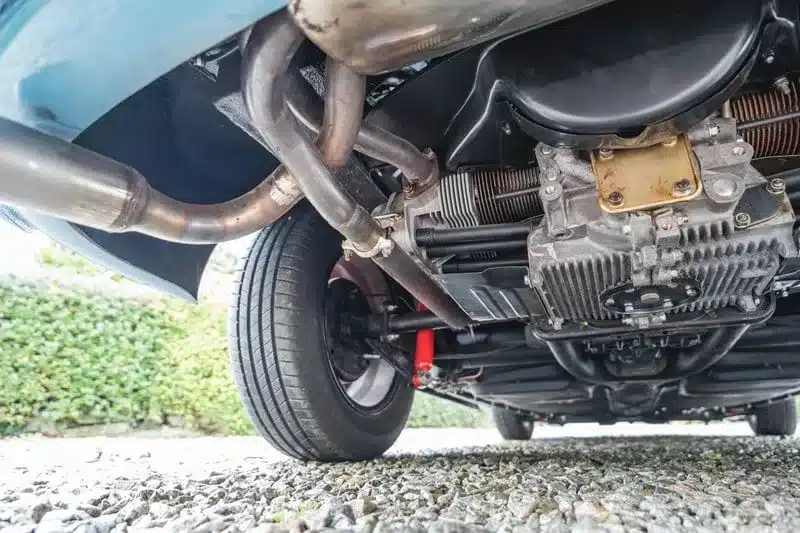 Detailansicht des Rawspeed-Boxermotors unter dem Porsche 356 Outlaw Tribute, inklusive Auspuff und Fahrwerkskomponenten.