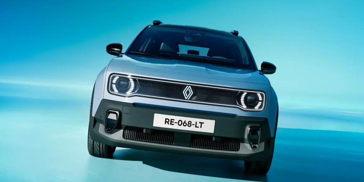 Frontansicht des Renault 4 E-Tech Électrique vor blauem Hintergrund.