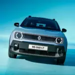 Frontansicht des Renault 4 E-Tech Électrique vor blauem Hintergrund.