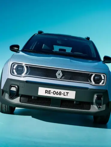 Frontansicht des Renault 4 E-Tech Électrique vor blauem Hintergrund.