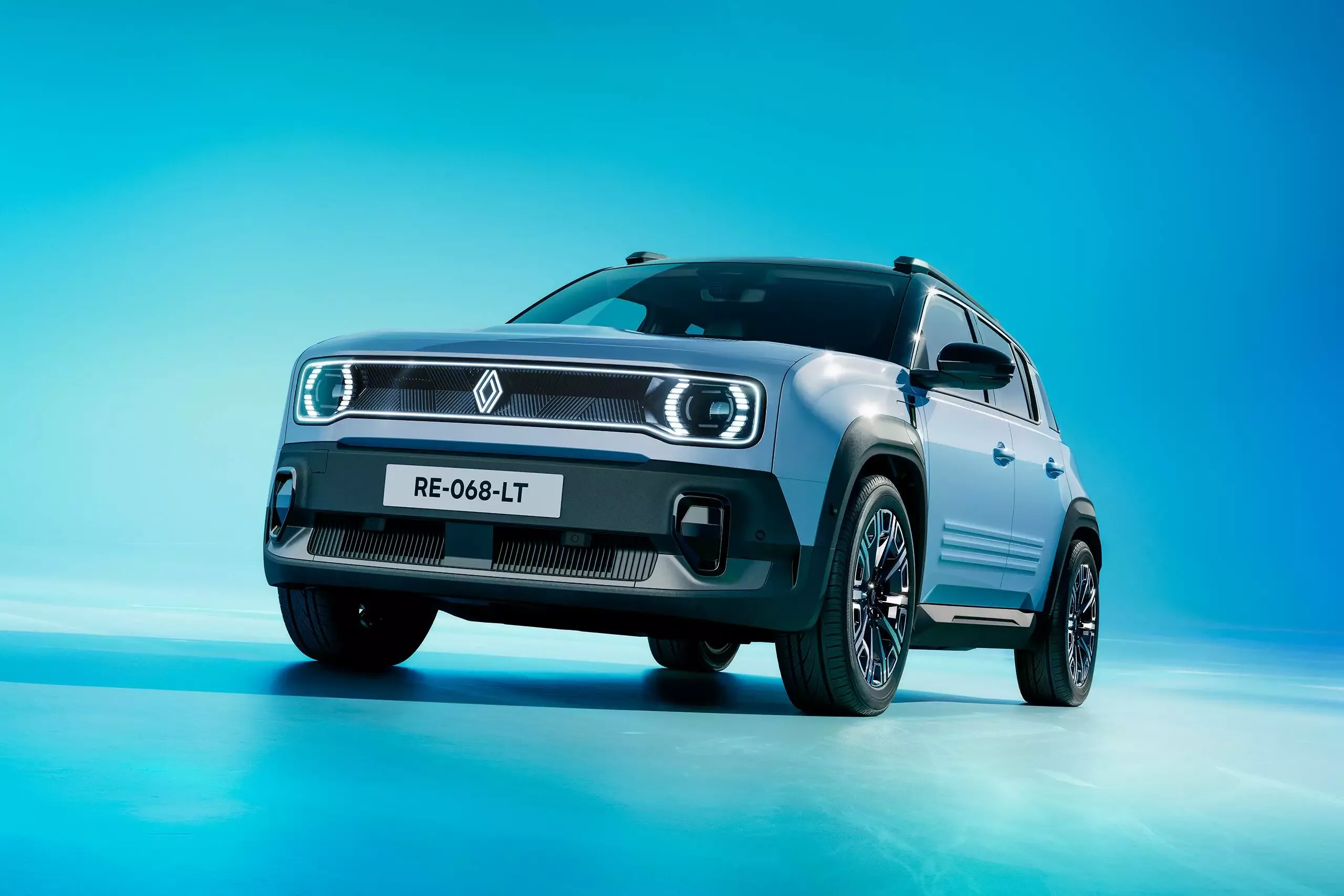 Renault 4 E-Tech Électrique in moderner blauer Studioumgebung, Front- und Seitenansicht.