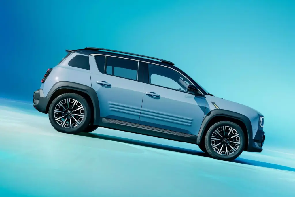 Kompakter SUV in Seitenansicht auf blauem Untergrund