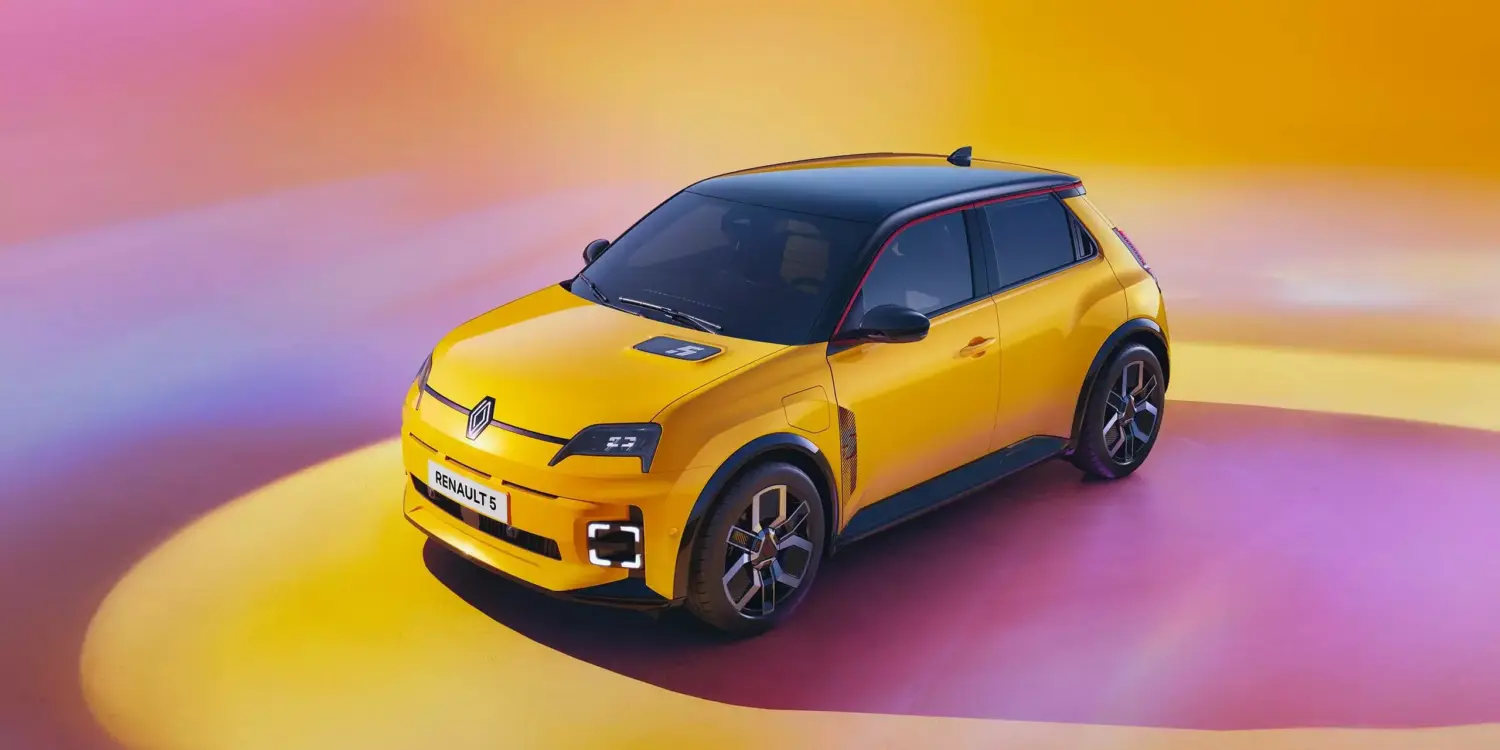 Gelber Renault 5 E-Tech Electric vor buntem, modernen Hintergrund