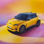Gelber Renault 5 E-Tech Electric vor buntem, modernen Hintergrund