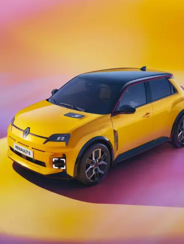 Gelber Renault 5 E-Tech Electric vor buntem, modernen Hintergrund