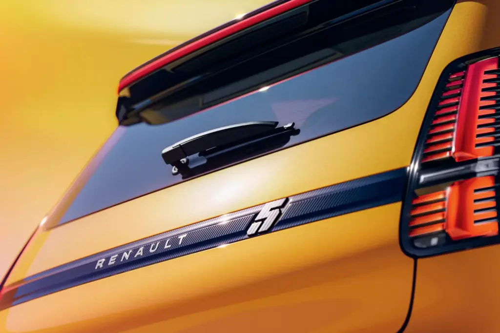Renault 5 E-Tech Electric von hinten, Detailaufnahme des Kofferraums und der Rückleuchten