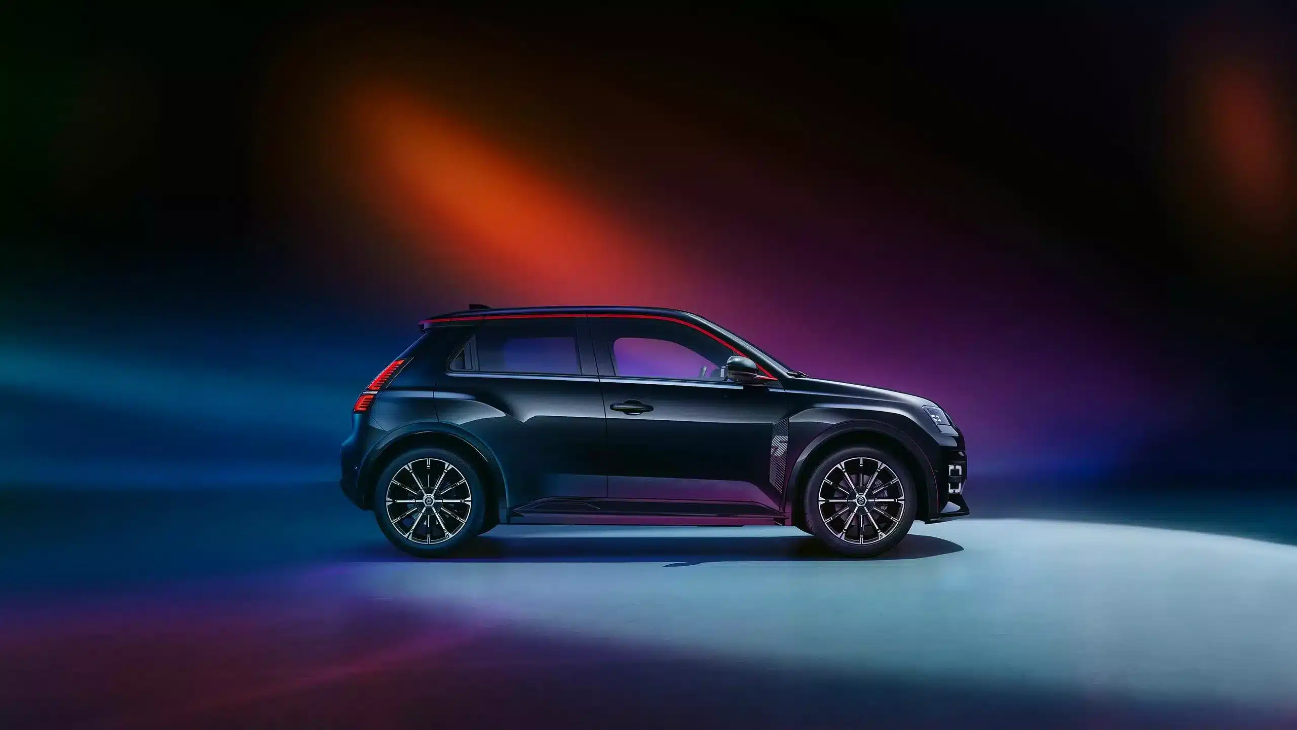 Renault 5 E-Tech Electric von der Seite vor farbigem Hintergrund
