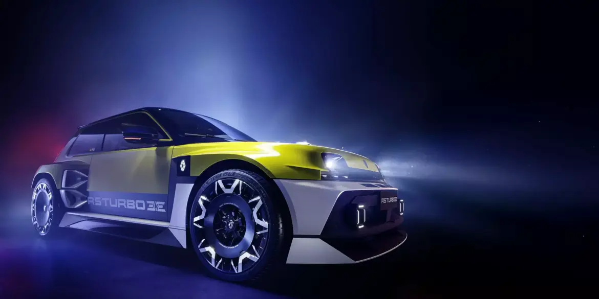 Der neue Renault 5 Turbo 3E Elektro-Sportwagen im Studiolicht, Frontansicht mit 20-Zoll-Felgen und aggressivem Design.