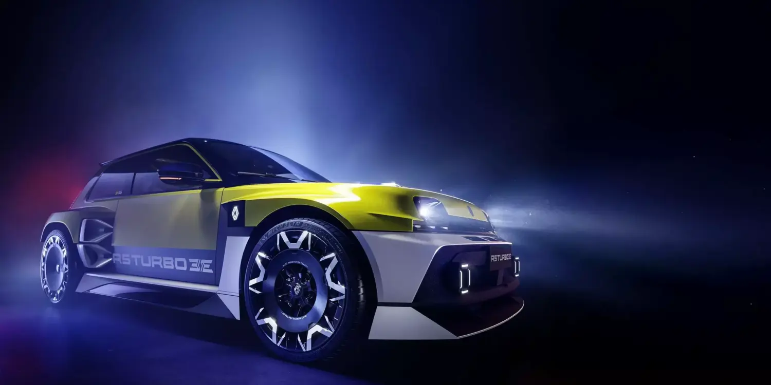 Der neue Renault 5 Turbo 3E Elektro-Sportwagen im Studiolicht, Frontansicht mit 20-Zoll-Felgen und aggressivem Design.