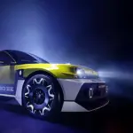 Der neue Renault 5 Turbo 3E Elektro-Sportwagen im Studiolicht, Frontansicht mit 20-Zoll-Felgen und aggressivem Design.