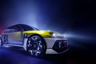 Der neue Renault 5 Turbo 3E Elektro-Sportwagen im Studiolicht, Frontansicht mit 20-Zoll-Felgen und aggressivem Design.