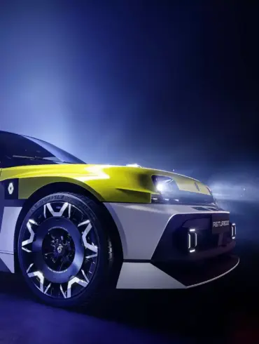 Der neue Renault 5 Turbo 3E Elektro-Sportwagen im Studiolicht, Frontansicht mit 20-Zoll-Felgen und aggressivem Design.