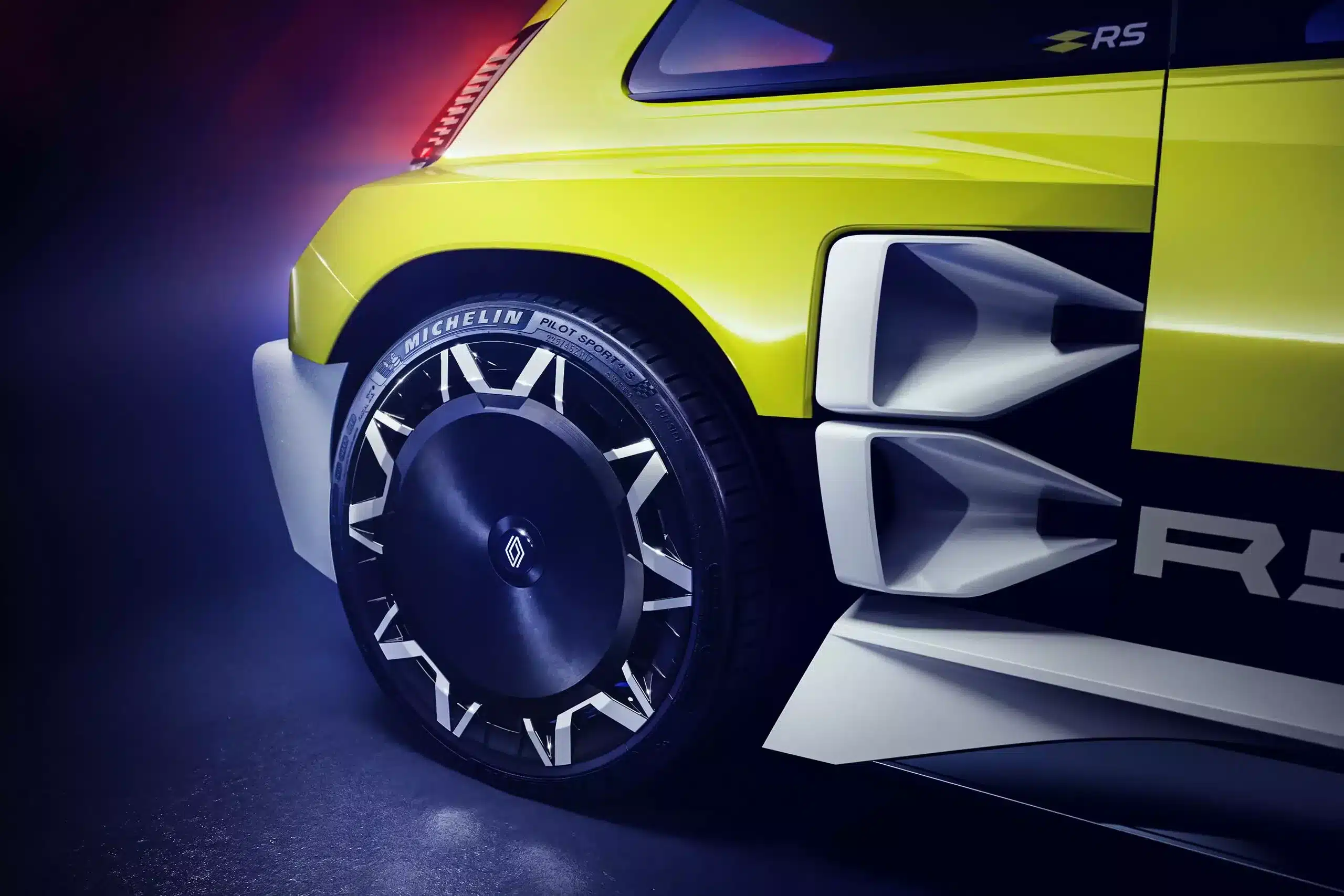 Detailaufnahme des hinteren Bereichs eines Renault 5 Turbo 3E mit markanten Lufteinlässen und 20-Zoll-Leichtmetallfelge.