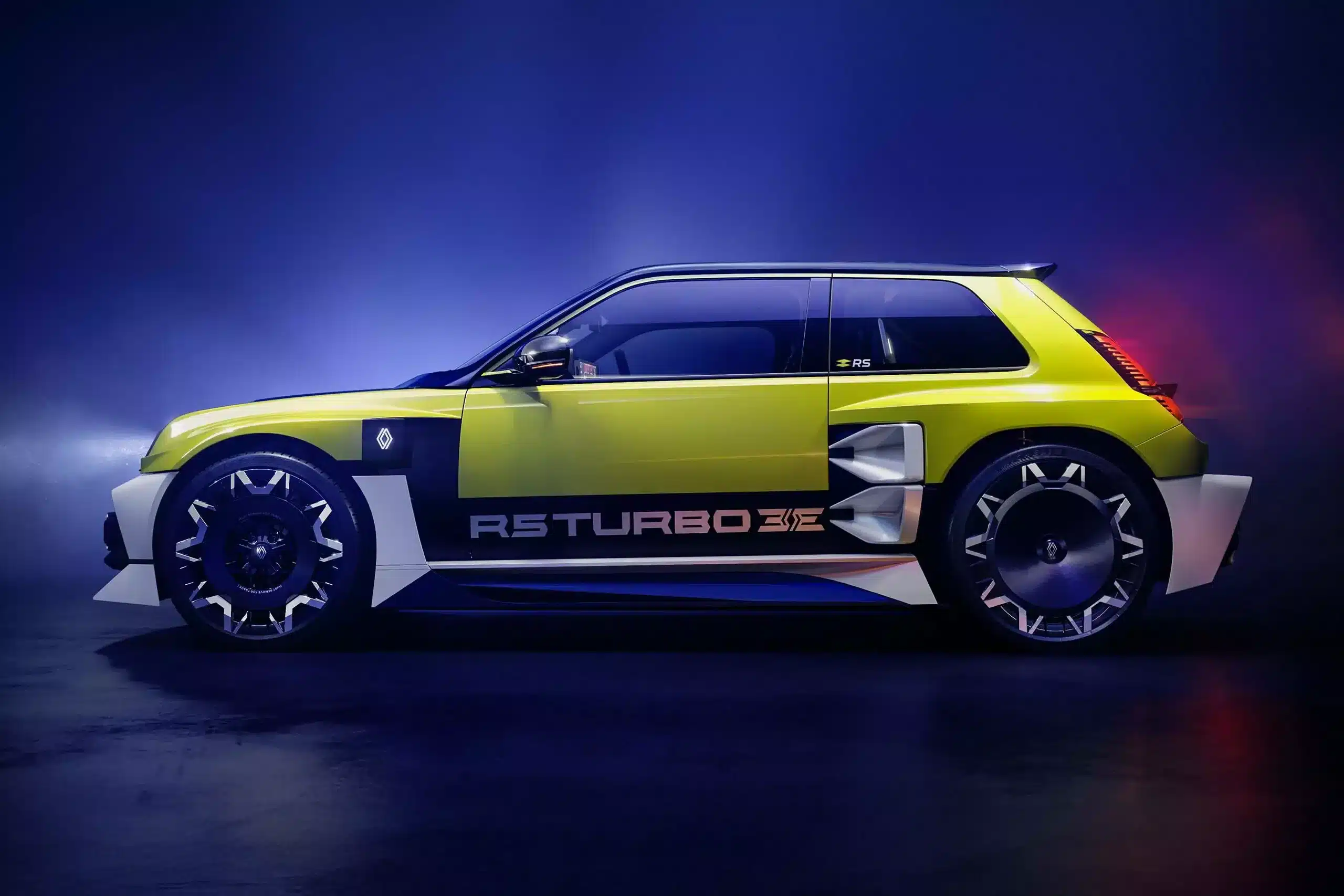 Renault 5 Turbo 3E in Gelb, seitliche Ansicht, Elektroauto mit markanten Designelementen.
