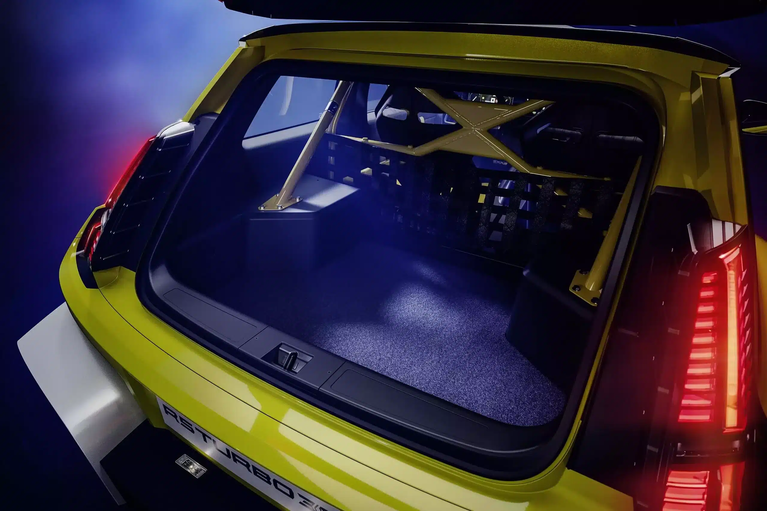 Blick in den Kofferraum des Renault 5 Turbo 3E mit Überrollkäfig und Sicherheitsnetz