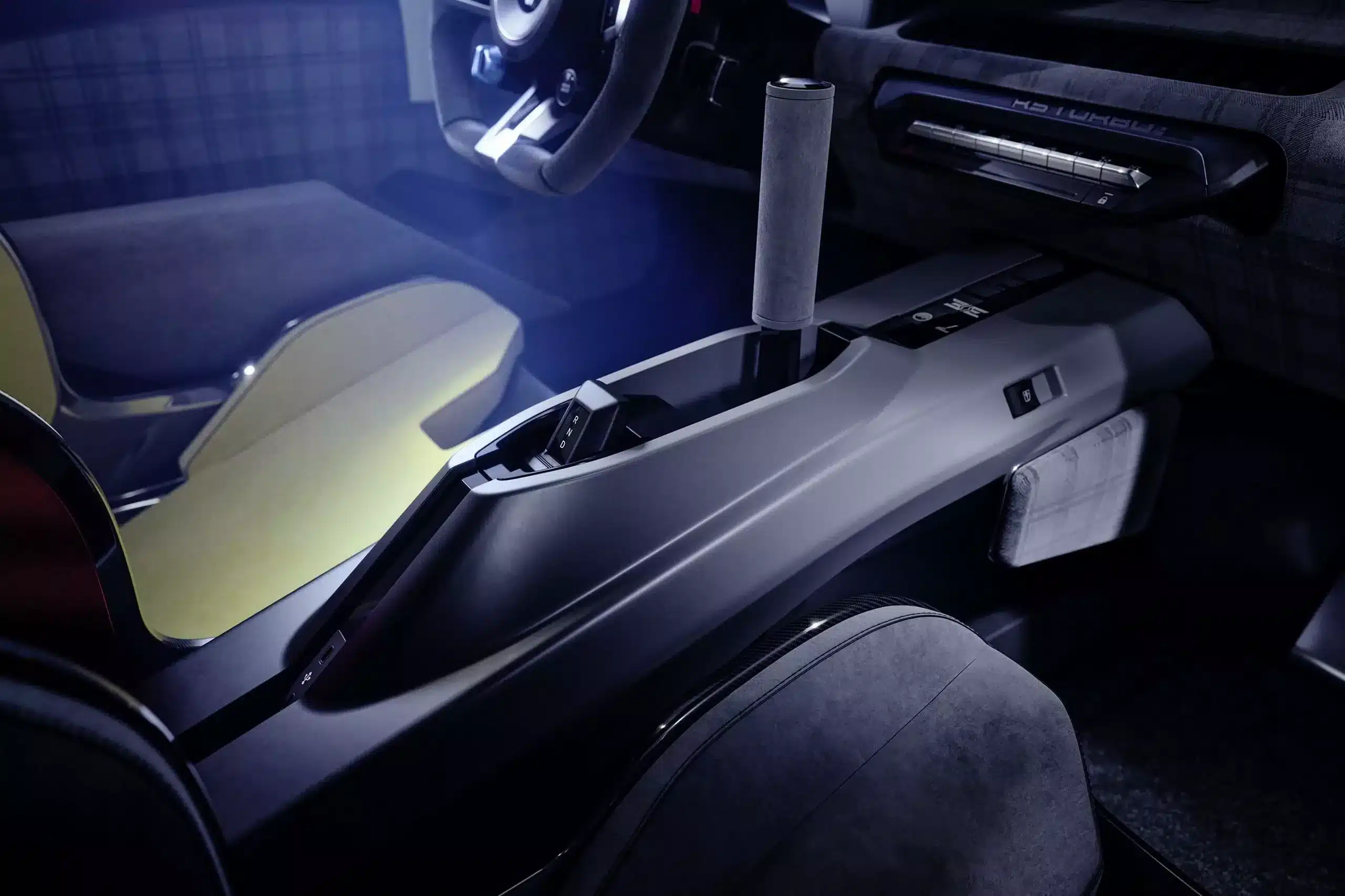 Innenraumansicht des Renault 5 Turbo 3E mit Lenkrad, Mittelkonsole und Sportsitzen