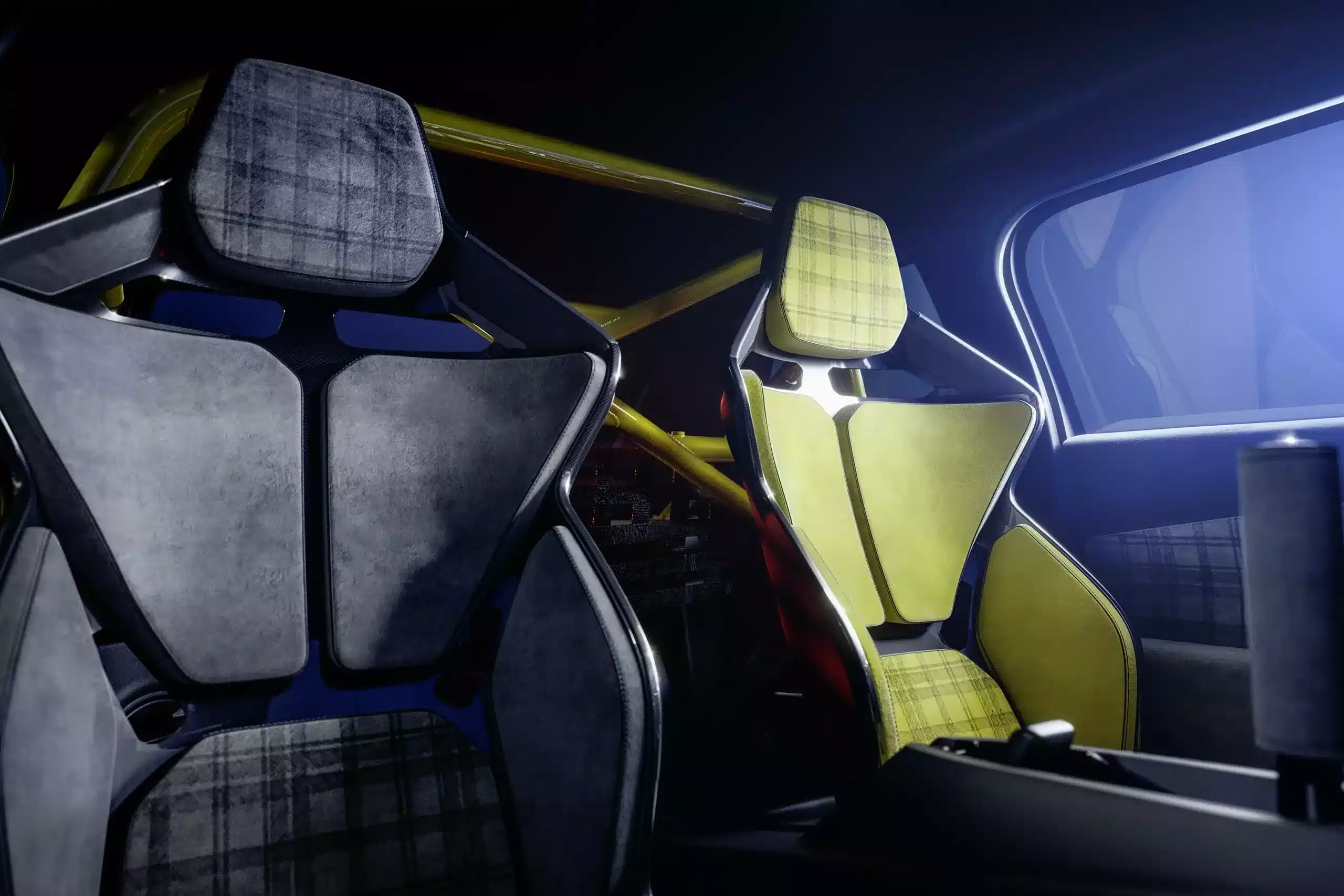 Innenraum mit Sportsitzen und Überrollkäfig im Renault 5 Turbo 3E, Performance-Fahrzeug mit Elektroantrieb.