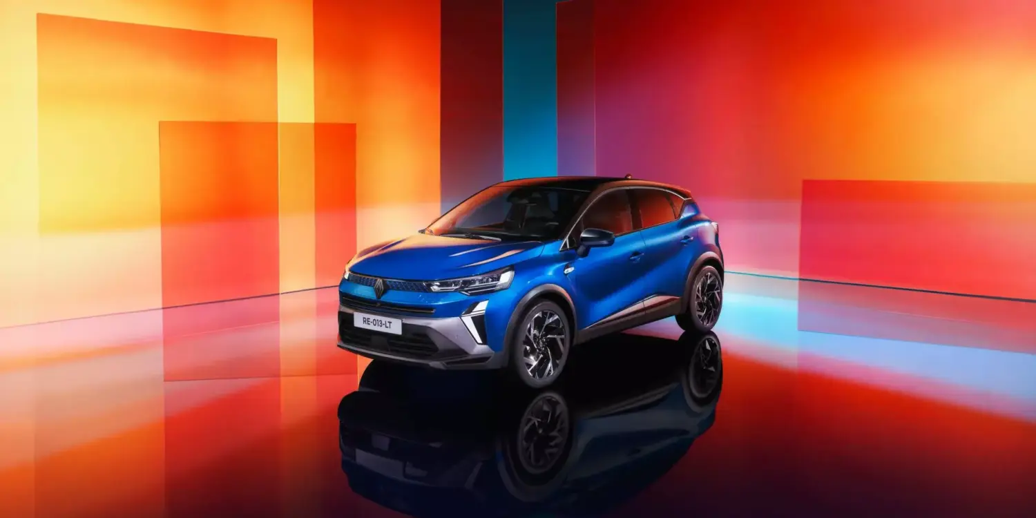 Renault Captur E-Tech Hybrid in Blau auf Hochglanzboden vor abstraktem, farbenfrohem Hintergrund.