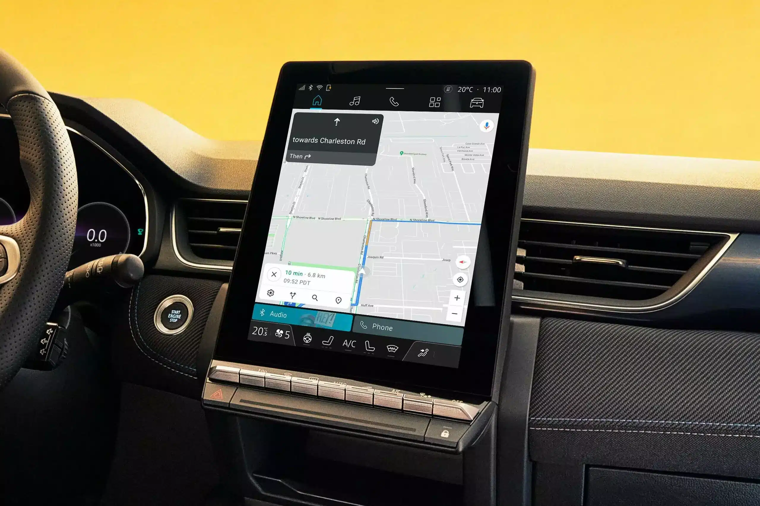 Großer Touchscreen mit Navigationssystem im Cockpit des Renault Captur Hybrid