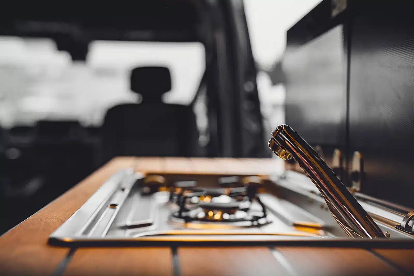Küchenzeile mit 2-Flammen-Gaskocher und Wasserhahn im Renault Master VANtastic Campervan