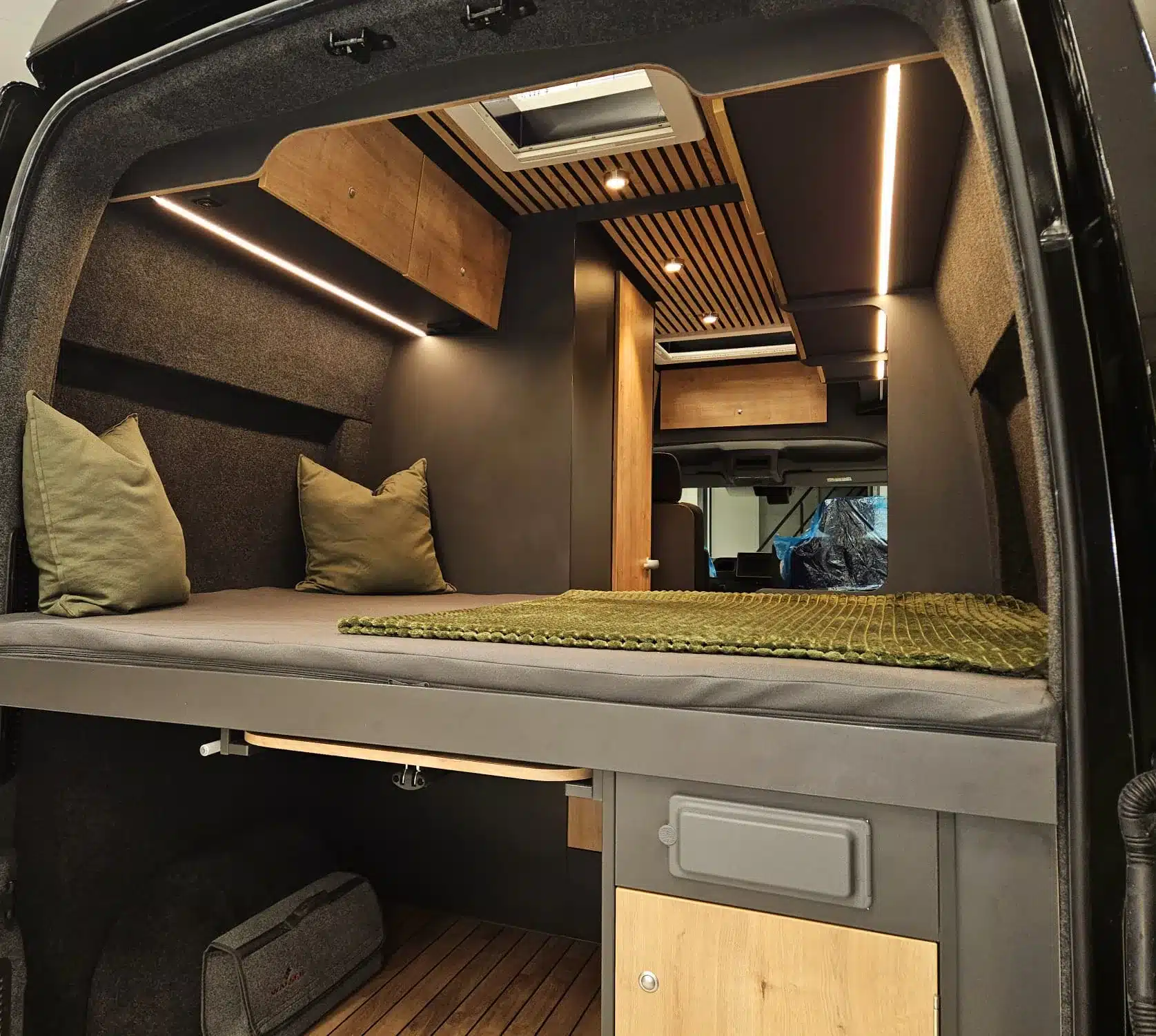 Renault Master VANtastic: Innenansicht des Heckbereichs mit Festbett, Hängeschränken und modernem Möbelbau