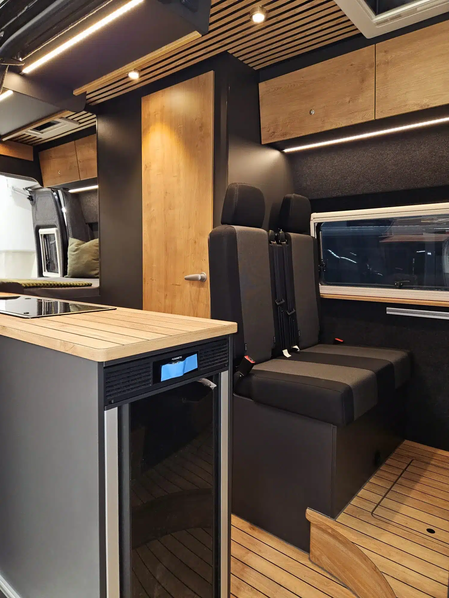 Renault Master VANtastic Camper: moderner Innenausbau mit Küchenmodul, Sitzbank und Holzdetails.